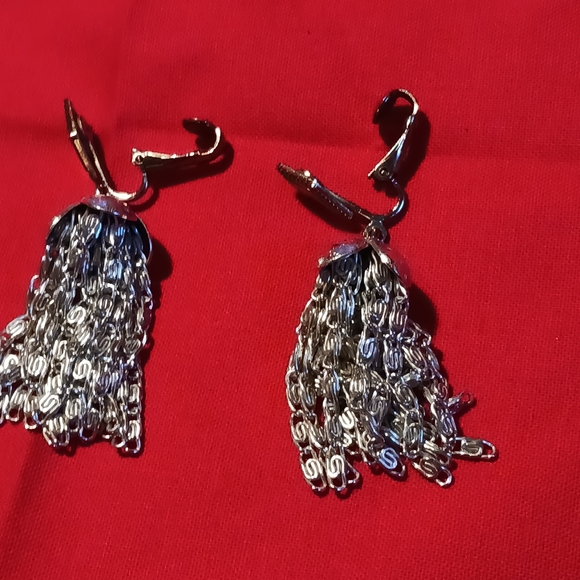 Sarah Coventry Chain Clip on Earrings - Picture 7 of 7